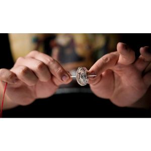 Foto Needle Thru Coin by Nathan Kranzo and TCC Magic