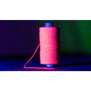 Foto WGM UV GLOW GYPSY THREAD PINK REFILL SPOOL by Murphy's Magic  - Trick